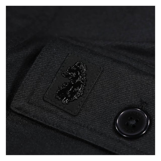 65% Katoen, 30% Polyester, 5% Elastaan. Stof: Zachte aanraking. Ontwerp: Logo, eenvoudig. Zakken: 2 borstzakken, klepsluiting, met knopen. Sluiting: Knoopsluiting. Mouwtype: Korte mouwen. Halsuitsnijding: Omgeslagen kraag. Geschikt: Regelmatig. 230gsm. S: 38 in. M: 40 in. L: 44 in.