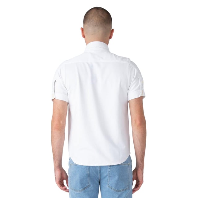 65% Katoen, 30% Polyester, 5% Elastaan. Stof: Zachte aanraking. Ontwerp: Logo, eenvoudig. Zakken: 2 borstzakken, klepsluiting, met knopen. Sluiting: Knoopsluiting. Mouwtype: Korte mouwen. Halsuitsnijding: Omgeslagen kraag. Geschikt: Regelmatig. 230gsm. S: 38 in. M: 40 in. L: 44 in.