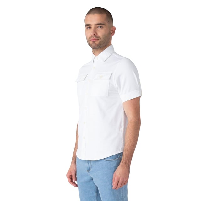 65% Katoen, 30% Polyester, 5% Elastaan. Stof: Zachte aanraking. Ontwerp: Logo, eenvoudig. Zakken: 2 borstzakken, klepsluiting, met knopen. Sluiting: Knoopsluiting. Mouwtype: Korte mouwen. Halsuitsnijding: Omgeslagen kraag. Geschikt: Regelmatig. 230gsm. S: 38 in. M: 40 in. L: 44 in.