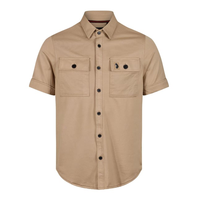 65% Katoen, 30% Polyester, 5% Elastaan. Stof: Zachte aanraking. Ontwerp: Logo, eenvoudig. Zakken: 2 borstzakken, klepsluiting, met knopen. Sluiting: Knoopsluiting. Mouwtype: Korte mouwen. Halsuitsnijding: Omgeslagen kraag. Geschikt: Regelmatig. 230gsm. S: 38 in. M: 40 in. L: 44 in.
