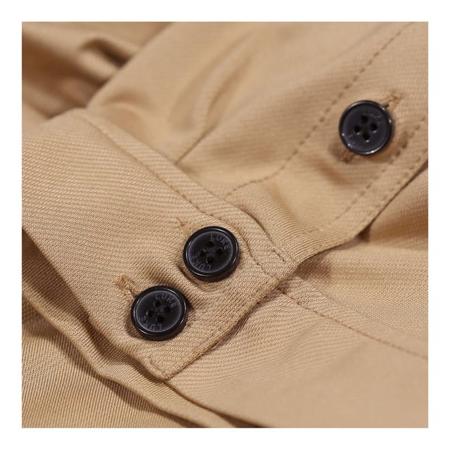 65% Katoen, 30% Polyester, 5% Elastaan. Stof: Zachte aanraking. Ontwerp: Logo, eenvoudig. Zakken: 2 borstzakken, klepsluiting, met knopen. Sluiting: Knoopsluiting. Mouwtype: Korte mouwen. Halsuitsnijding: Omgeslagen kraag. Geschikt: Regelmatig. 230gsm. S: 38 in. M: 40 in. L: 44 in.