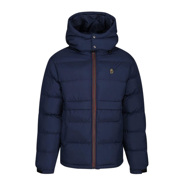 100% Polyester. Voering: Gevoerd. Stof: Middengewicht. Vulling: 260gsm. Buitenkant: 210gsm. Voering: 85gsm. Ontwerp: Geborduurd logo, Gewatteerd. Stoftechnologie: Isolerend, Douchebestendig, Winddicht. Kinbeschermer, gewatteerd. Halslijn: Kap, staande kraag. Mouwtype: Met lange mouwen. Kenmerken van de kap: Afneembare kap. Zakken: 2 zijzakken, rits, 1 binnenzak, 1 binnenzak, met gaas gevoerd. Bevestiging: Contrasterende ritssluiting. Warmte Beoordeling: 5. Zoom: Knevelversteller. L: 42 in. XXL: 46 in.