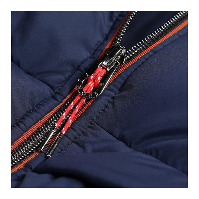 100% Polyester. Voering: Gevoerd. Stof: Middengewicht. Vulling: 260gsm. Buitenkant: 210gsm. Voering: 85gsm. Ontwerp: Geborduurd logo, Gewatteerd. Stoftechnologie: Isolerend, Douchebestendig, Winddicht. Kinbeschermer, gewatteerd. Halslijn: Kap, staande kraag. Mouwtype: Met lange mouwen. Kenmerken van de kap: Afneembare kap. Zakken: 2 zijzakken, rits, 1 binnenzak, 1 binnenzak, met gaas gevoerd. Bevestiging: Contrasterende ritssluiting. Warmte Beoordeling: 5. Zoom: Knevelversteller. L: 42 in. XXL: 46 in.