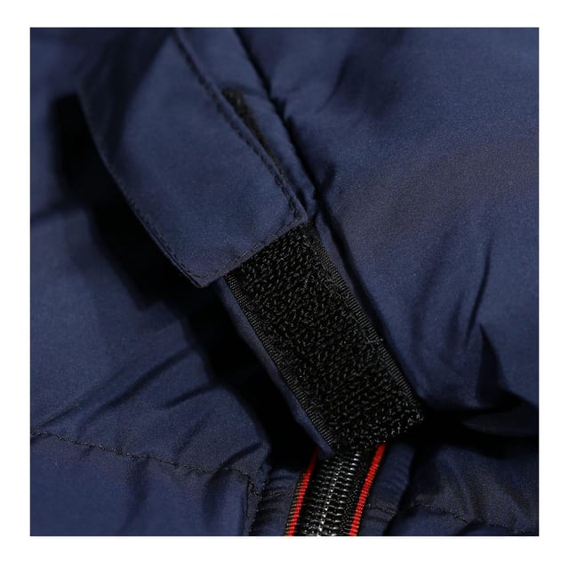 100% Polyester. Voering: Gevoerd. Stof: Middengewicht. Vulling: 260gsm. Buitenkant: 210gsm. Voering: 85gsm. Ontwerp: Geborduurd logo, Gewatteerd. Stoftechnologie: Isolerend, Douchebestendig, Winddicht. Kinbeschermer, gewatteerd. Halslijn: Kap, staande kraag. Mouwtype: Met lange mouwen. Kenmerken van de kap: Afneembare kap. Zakken: 2 zijzakken, rits, 1 binnenzak, 1 binnenzak, met gaas gevoerd. Bevestiging: Contrasterende ritssluiting. Warmte Beoordeling: 5. Zoom: Knevelversteller. L: 42 in. XXL: 46 in.