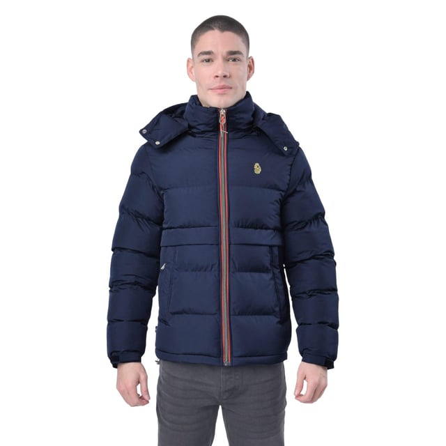 100% Polyester. Voering: Gevoerd. Stof: Middengewicht. Vulling: 260gsm. Buitenkant: 210gsm. Voering: 85gsm. Ontwerp: Geborduurd logo, Gewatteerd. Stoftechnologie: Isolerend, Douchebestendig, Winddicht. Kinbeschermer, gewatteerd. Halslijn: Kap, staande kraag. Mouwtype: Met lange mouwen. Kenmerken van de kap: Afneembare kap. Zakken: 2 zijzakken, rits, 1 binnenzak, 1 binnenzak, met gaas gevoerd. Bevestiging: Contrasterende ritssluiting. Warmte Beoordeling: 5. Zoom: Knevelversteller. L: 42 in. XXL: 46 in.