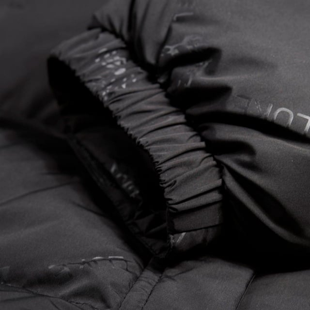 100% Polyester. Voering: Gevoerd. Stof: Middengewicht. Vulling: 260gsm. Buitenkant: 210gsm. Voering: 85gsm. Ontwerp: Geborduurd logo, Gewatteerd. Stoftechnologie: Isolerend, Douchebestendig, Winddicht. Kinbeschermer, gewatteerd. Halslijn: Kap, staande kraag. Mouwtype: Met lange mouwen. Kenmerken van de kap: Afneembare kap. Zakken: 2 zijzakken, rits, 1 binnenzak, 1 binnenzak, met gaas gevoerd. Bevestiging: Contrasterende ritssluiting. Warmte Beoordeling: 5. Zoom: Knevelversteller. L: 42 in. XXL: 46 in.