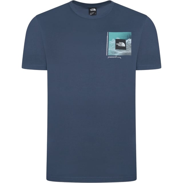 The North Face Men's M Digi Mountain SS Tee in Shady Blue is a stylish and comfortable short sleeve t-shirt perfect for the summer season. Made from cotton, this crew neck shirt features a graphic print logo, adding a touch of brand accent to the classic design. The Regular fit and size make it an ideal choice for everyday wear, while the machine washable material ensures easy care. Perfect for outdoor activities or casual outings, this t-shirt is a versatile addition to any man's wardrobe.
