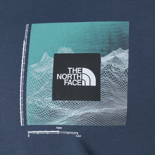 The North Face Men's M Digi Mountain SS Tee in Shady Blue is a stylish and comfortable short sleeve t-shirt perfect for the summer season. Made from cotton, this crew neck shirt features a graphic print logo, adding a touch of brand accent to the classic design. The Regular fit and size make it an ideal choice for everyday wear, while the machine washable material ensures easy care. Perfect for outdoor activities or casual outings, this t-shirt is a versatile addition to any man's wardrobe.