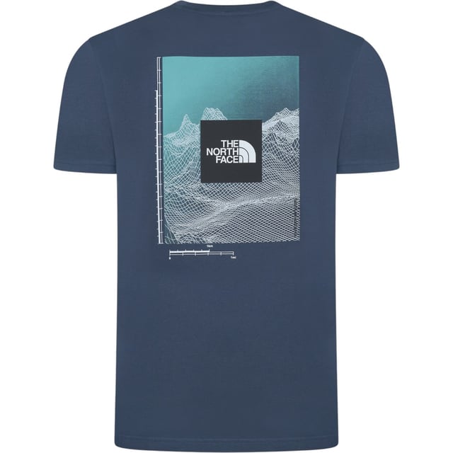 The North Face Men's M Digi Mountain SS Tee in Shady Blue is a stylish and comfortable short sleeve t-shirt perfect for the summer season. Made from cotton, this crew neck shirt features a graphic print logo, adding a touch of brand accent to the classic design. The Regular fit and size make it an ideal choice for everyday wear, while the machine washable material ensures easy care. Perfect for outdoor activities or casual outings, this t-shirt is a versatile addition to any man's wardrobe.