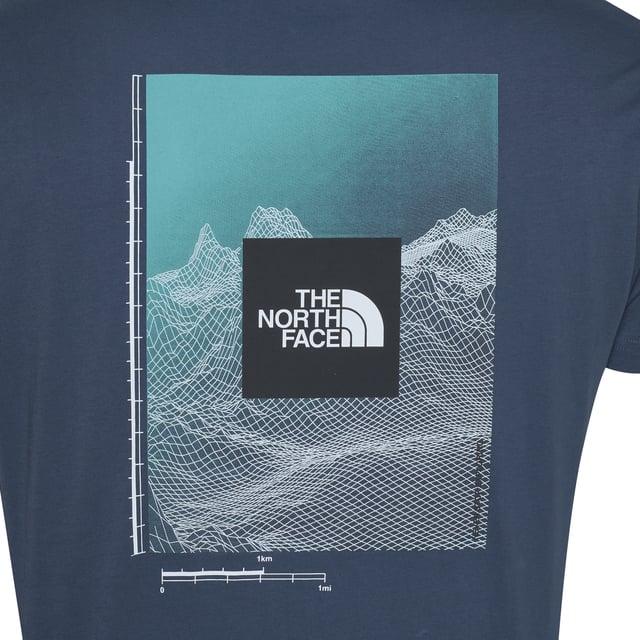 The North Face Men's M Digi Mountain SS Tee in Shady Blue is a stylish and comfortable short sleeve t-shirt perfect for the summer season. Made from cotton, this crew neck shirt features a graphic print logo, adding a touch of brand accent to the classic design. The Regular fit and size make it an ideal choice for everyday wear, while the machine washable material ensures easy care. Perfect for outdoor activities or casual outings, this t-shirt is a versatile addition to any man's wardrobe.