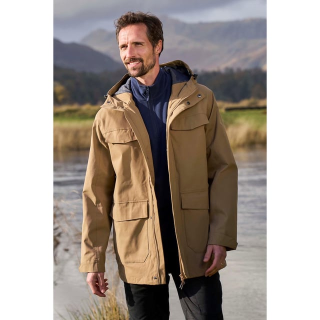 Buitenste materialen: 100% Polyester. Voering: 100% polyester. Ontwerp: Eenvoudig. Stoftechnologie: Ademend. Manchet: Verstelbare polsband. Halslijn: Kapitein. Mouwtype: Met lange mouwen. Drukknoopsluiting aan de zijkanten, getapete naden. Eigenschappen kap: 3-delig, Verstelbaar koordslot. Zakken: 2 voorzakken, 2 borstzakken. Sluiting: Volledige ritssluiting, haak en oog. Waterdichtheid: 2000mm. S: 37 in. M: 40 in. L: 43 in. XL: 46 in. XXL, XXL: 49 in, 49 in.