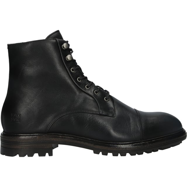 Die Lester sind handgefertigte Stiefel aus glattem Leder von der Marke Blackstone. Für das Obermaterial wurde feinstes Leder verwendet und die zweifarbige Profilsohle besteht aus robustem und komfortablem Gummi. Aufgrund ihres stilvollen Aussehens können diese Lester-Stiefel sowohl lässig als auch smart-lässig getragen werden!