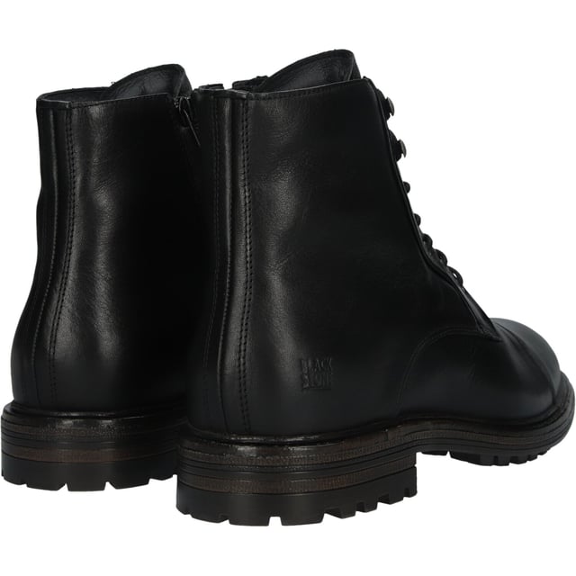 Die Lester sind handgefertigte Stiefel aus glattem Leder von der Marke Blackstone. Für das Obermaterial wurde feinstes Leder verwendet und die zweifarbige Profilsohle besteht aus robustem und komfortablem Gummi. Aufgrund ihres stilvollen Aussehens können diese Lester-Stiefel sowohl lässig als auch smart-lässig getragen werden!
