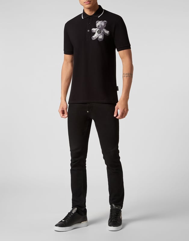 Auch ein Klassiker kann einen alternativen Twist bekommen. Sehen Sie, wie wir das Piqué-Poloshirt revolutioniert haben.    Baumwoll-Piqué   Der kultige Teddybär zusammen mit dem PP-Sechseck auf einem Aufnäher aus Safranleder auf der linken Brustseite   Stoffdetails mit Paisleydruck    Umlegekragen   Rippstrickkragen und -bündchen    Zwei Seitenschlitze