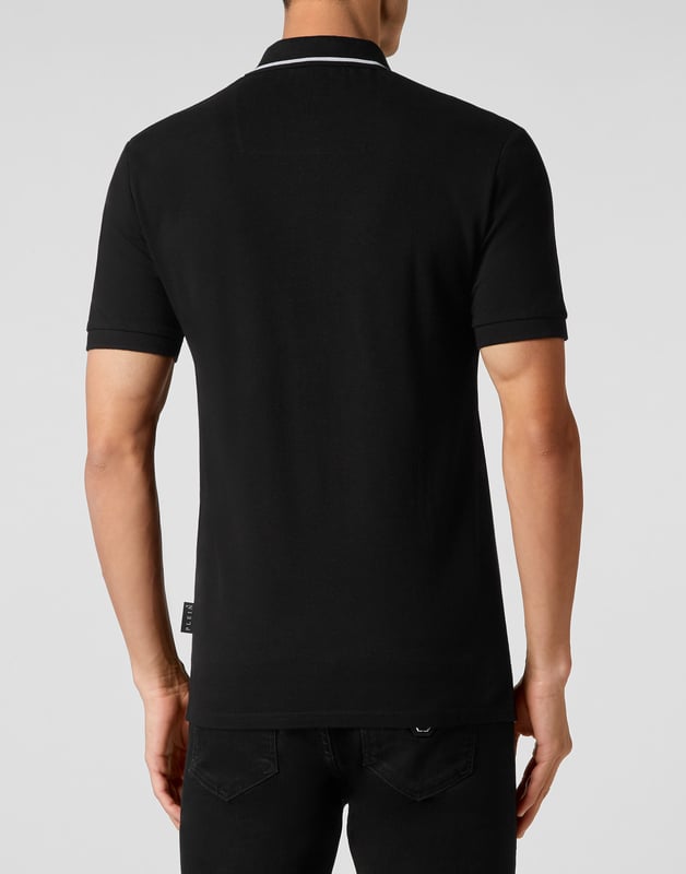 Auch ein Klassiker kann einen alternativen Twist bekommen. Sehen Sie, wie wir das Piqué-Poloshirt revolutioniert haben.    Baumwoll-Piqué   Der kultige Teddybär zusammen mit dem PP-Sechseck auf einem Aufnäher aus Safranleder auf der linken Brustseite   Stoffdetails mit Paisleydruck    Umlegekragen   Rippstrickkragen und -bündchen    Zwei Seitenschlitze