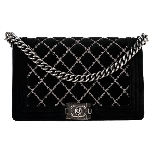 VINTAGE, RRP AS NEW
Elevate your wardrobe with the timeless elegance of the **Chanel Boy Old Medium Contrast Stitching Shoulder Bag** in plush **black velvet**, featuring bold silver-tone hardware and signature diamond quilting. The striking **contrast stitching** adds a modern edge to this classic silhouette, making it a standout piece for day-to-night transitions. *Style tip:* Pair it with a monochrome outfit or structured blazer to let the bag’s texture and detailing steal the spotlight.

 Chanel Boy Old Medium Contrast Stitching Shoulder Bag in Black Velvet

Condition: Excellent
Signs of wear: No retail tag, No visible sign of wear., 
Packaging: None
Color: Black
Material: Velvet | velvet
Size: One Size | One Size
Measurements: Width: 60; Height: 180; Length: 280
SKU: NAPPUGBBA535358W