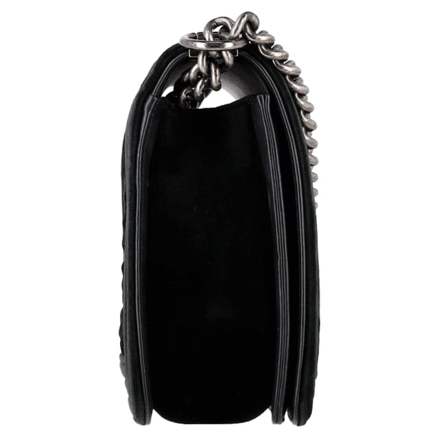 VINTAGE, RRP AS NEW
Elevate your wardrobe with the timeless elegance of the **Chanel Boy Old Medium Contrast Stitching Shoulder Bag** in plush **black velvet**, featuring bold silver-tone hardware and signature diamond quilting. The striking **contrast stitching** adds a modern edge to this classic silhouette, making it a standout piece for day-to-night transitions. *Style tip:* Pair it with a monochrome outfit or structured blazer to let the bag’s texture and detailing steal the spotlight.

 Chanel Boy Old Medium Contrast Stitching Shoulder Bag in Black Velvet

Condition: Excellent
Signs of wear: No retail tag, No visible sign of wear., 
Packaging: None
Color: Black
Material: Velvet | velvet
Size: One Size | One Size
Measurements: Width: 60; Height: 180; Length: 280
SKU: NAPPUGBBA535358W