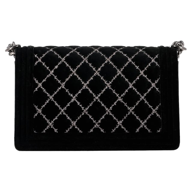 VINTAGE, RRP AS NEW
Elevate your wardrobe with the timeless elegance of the **Chanel Boy Old Medium Contrast Stitching Shoulder Bag** in plush **black velvet**, featuring bold silver-tone hardware and signature diamond quilting. The striking **contrast stitching** adds a modern edge to this classic silhouette, making it a standout piece for day-to-night transitions. *Style tip:* Pair it with a monochrome outfit or structured blazer to let the bag’s texture and detailing steal the spotlight.

 Chanel Boy Old Medium Contrast Stitching Shoulder Bag in Black Velvet

Condition: Excellent
Signs of wear: No retail tag, No visible sign of wear., 
Packaging: None
Color: Black
Material: Velvet | velvet
Size: One Size | One Size
Measurements: Width: 60; Height: 180; Length: 280
SKU: NAPPUGBBA535358W