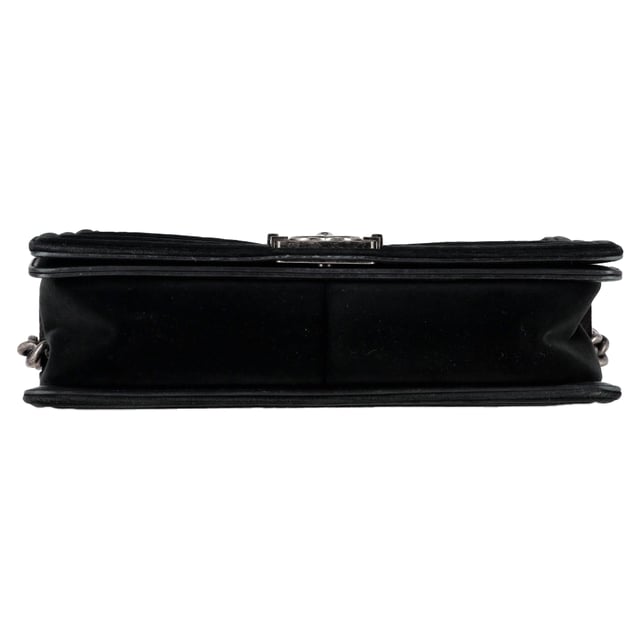VINTAGE, RRP AS NEW
Elevate your wardrobe with the timeless elegance of the **Chanel Boy Old Medium Contrast Stitching Shoulder Bag** in plush **black velvet**, featuring bold silver-tone hardware and signature diamond quilting. The striking **contrast stitching** adds a modern edge to this classic silhouette, making it a standout piece for day-to-night transitions. *Style tip:* Pair it with a monochrome outfit or structured blazer to let the bag’s texture and detailing steal the spotlight.

 Chanel Boy Old Medium Contrast Stitching Shoulder Bag in Black Velvet

Condition: Excellent
Signs of wear: No retail tag, No visible sign of wear., 
Packaging: None
Color: Black
Material: Velvet | velvet
Size: One Size | One Size
Measurements: Width: 60; Height: 180; Length: 280
SKU: NAPPUGBBA535358W