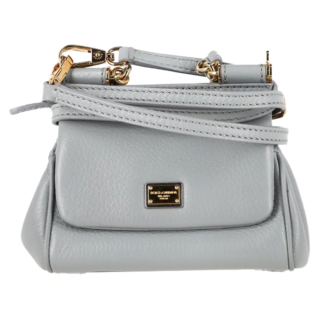 VINTAGE, RRP WIE NEU  
Die Dolce & Gabbana Micro Miss Sicily Top Handle Bag aus grauem Leder ist ein kompaktes Symbol italienischer Eleganz mit einer strukturierten Silhouette und polierter Hardware in Goldoptik. Hergestellt aus geschmeidigem Leder, bietet sie zeitlosen Charme in einer vielseitigen Mikrogröße, die perfekt für den Übergang von Tag zu Nacht ist. Kombinieren Sie sie mit einem einfarbigen Outfit und spitzen Ballerinas für mühelose Raffinesse oder tragen Sie sie crossbody mit einem floralen Kleid für einen verspielten, femininen Akzent.  

Dolce & Gabbana Micro Miss Sicily Top Handle Bag aus grauem Leder  

Zustand: Ausgezeichnet  
Abnutzungserscheinungen: Kein Verkaufsetikett, keine sichtbaren Gebrauchsspuren.  
Verpackung: Keine  
Farbe: Grau  
Material: Leder | Leder  
Größe: Einheitsgröße | Einheitsgröße  
Maße: Breite: 50; Höhe: 130; Länge: 150  
SKU: NAPPUGBBA534102W  