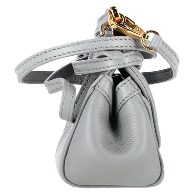 VINTAGE, RRP WIE NEU  
Die Dolce & Gabbana Micro Miss Sicily Top Handle Bag aus grauem Leder ist ein kompaktes Symbol italienischer Eleganz mit einer strukturierten Silhouette und polierter Hardware in Goldoptik. Hergestellt aus geschmeidigem Leder, bietet sie zeitlosen Charme in einer vielseitigen Mikrogröße, die perfekt für den Übergang von Tag zu Nacht ist. Kombinieren Sie sie mit einem einfarbigen Outfit und spitzen Ballerinas für mühelose Raffinesse oder tragen Sie sie crossbody mit einem floralen Kleid für einen verspielten, femininen Akzent.  

Dolce & Gabbana Micro Miss Sicily Top Handle Bag aus grauem Leder  

Zustand: Ausgezeichnet  
Abnutzungserscheinungen: Kein Verkaufsetikett, keine sichtbaren Gebrauchsspuren.  
Verpackung: Keine  
Farbe: Grau  
Material: Leder | Leder  
Größe: Einheitsgröße | Einheitsgröße  
Maße: Breite: 50; Höhe: 130; Länge: 150  
SKU: NAPPUGBBA534102W  