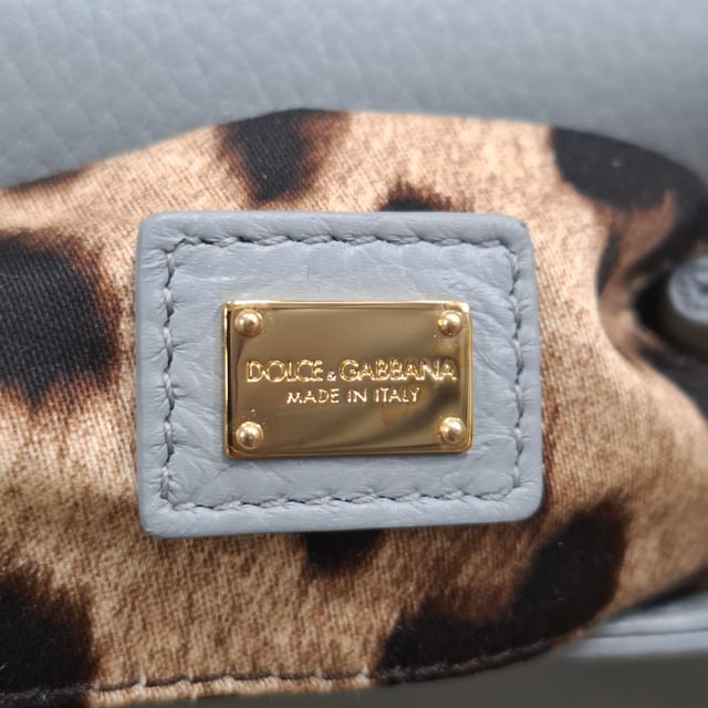 VINTAGE, RRP WIE NEU  
Die Dolce & Gabbana Micro Miss Sicily Top Handle Bag aus grauem Leder ist ein kompaktes Symbol italienischer Eleganz mit einer strukturierten Silhouette und polierter Hardware in Goldoptik. Hergestellt aus geschmeidigem Leder, bietet sie zeitlosen Charme in einer vielseitigen Mikrogröße, die perfekt für den Übergang von Tag zu Nacht ist. Kombinieren Sie sie mit einem einfarbigen Outfit und spitzen Ballerinas für mühelose Raffinesse oder tragen Sie sie crossbody mit einem floralen Kleid für einen verspielten, femininen Akzent.  

Dolce & Gabbana Micro Miss Sicily Top Handle Bag aus grauem Leder  

Zustand: Ausgezeichnet  
Abnutzungserscheinungen: Kein Verkaufsetikett, keine sichtbaren Gebrauchsspuren.  
Verpackung: Keine  
Farbe: Grau  
Material: Leder | Leder  
Größe: Einheitsgröße | Einheitsgröße  
Maße: Breite: 50; Höhe: 130; Länge: 150  
SKU: NAPPUGBBA534102W  