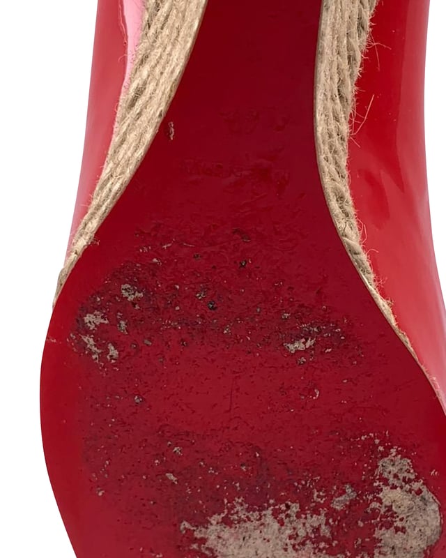 Empfohlener Verkaufspreis
Lust auf ein eleganteres Lieblingsstück für warmes Wetter? Dann sind Sie bei Puglia genau richtig. Ob beim Spaziergang, Picknick im Park oder beim Shopping – Puglia ist perfekt für Sommertage. Mit der einzigartigen Kombination aus Kordel und Lackleder ist es schwer, ihrem sommerlichen Charme zu widerstehen.


Christian Louboutin Puglia Peep Toe Rope Wedge 85 aus rotem Lackleder
Farbe: Rot
Material: Leder
Zustand: Guter Zustand mit leichten Abnutzungsspuren an der Sohle
Größe: 40
Artikelnummer: 84275
Abmessungen: Breite: 80 mm