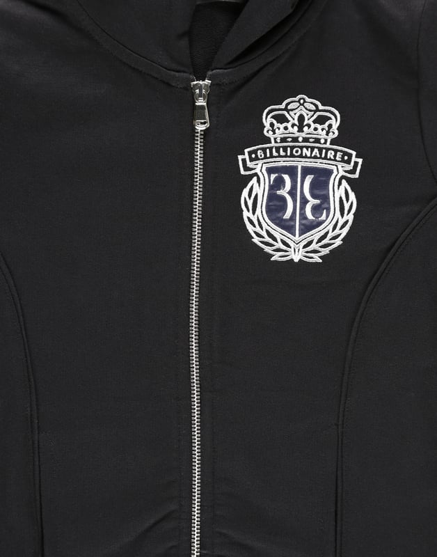 El blasón es un rasgo común de una familia especial. Esta sudadera de felpa de algodón con capucha presenta un parche bordado cosido en la parte izquierda del pecho. Los pespuntes en la costura y los parches en los codos aportan a la prenda un look más deportivo. Capucha forrada de jersey de algodón. Cierre de cremallera y dos bolsillos insertados. Puños y borde inferior de canalé.