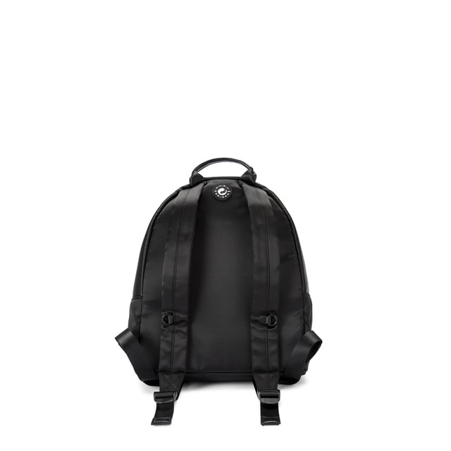 This Nylon Drench backpack arrives in black with overstitch quilted design. There is a black eagle head on the large front pocket. 34cm (H), 26cm (L), 12cm (D). Strap lengths: 85cm.