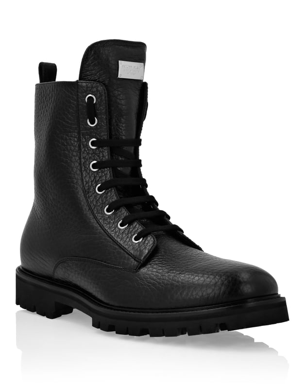 Tachuelas  Botines comando, confeccionados en cuero con el estampado de cuero de ciervo. Cierre de cordones con ojales metálicos. Tres tachuelas en forma de estrella en el contrafuerte. Una insignia metálica con inscripción está cosida en la lengüeta. Ribete con el pespunteado superior. Suela de goma con tacos. Forro interior.