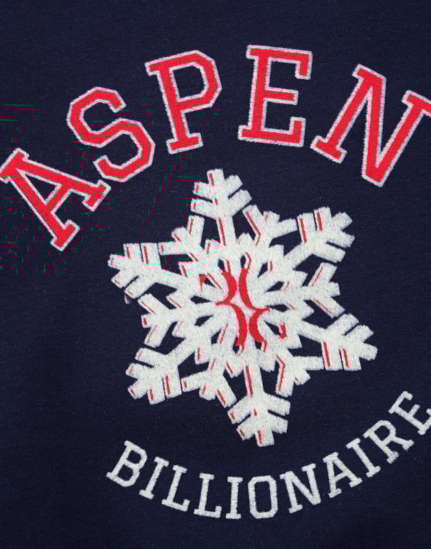 Otro de los conceptos más representativos del invierno son los centros vacacionales para esquiar. Uno de ellos es Aspen Colorado, que junto con un copo de nieve decoran este suéter de algodón y lana con cuello redondo. Puños acanalados y dobladillo al final.