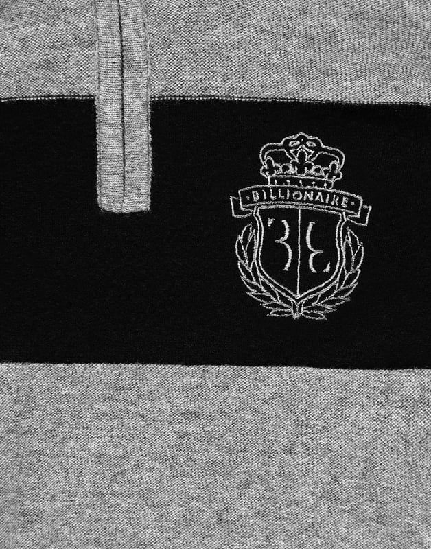Die Marke Billionaire kann nicht auf ihr Wappen verzichten – eines ihrer aussagekräftigsten Symbole. Auf diesem gestrickten Neck-Reißverschlusspullover ist es auf der linken Brustseite auf einem kontrastfarbigen eingesetzten Streifen aufgestickt. Gewebte Rippstrickbündchen mit Streifen in Kontrastfarben an Kragen, Ärmeln und Saum.