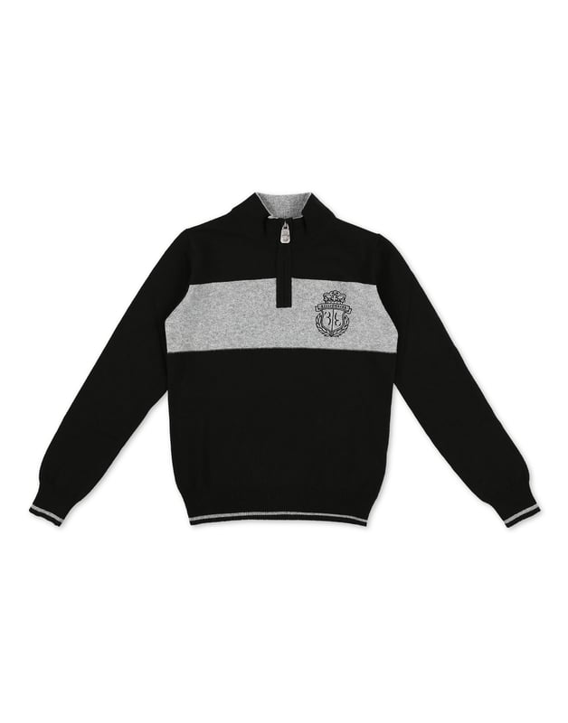 Billionaire mantiene uno de sus símbolos más importantes: su blasón. En este jersey de punto de lana con cuello de cremallera, se presenta bordado en la parte izquierda del pecho sobre una banda en contraste insertada. Cuello, puños y borde inferior de punto de canalé de rayas en contraste