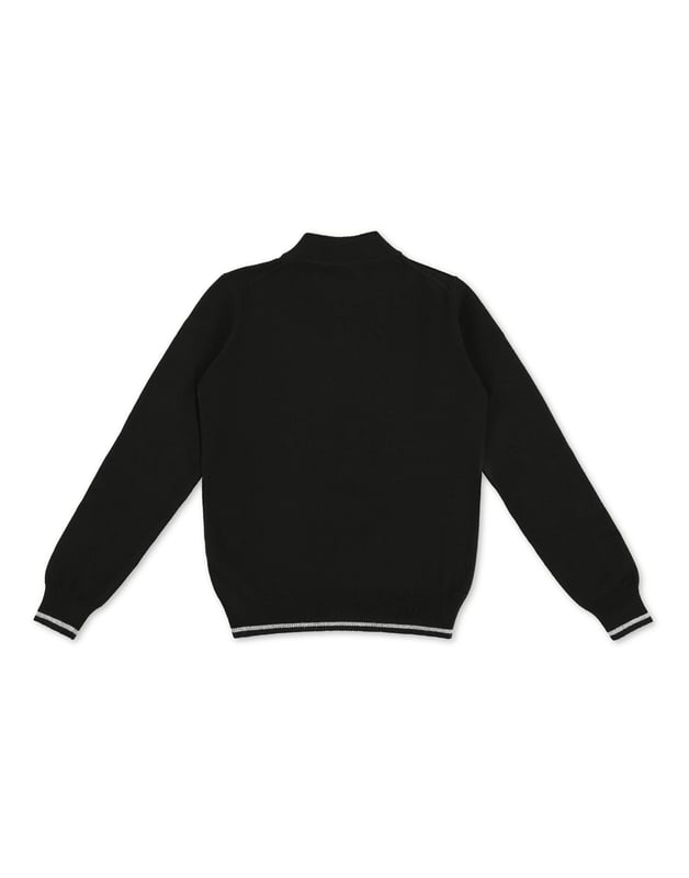 Billionaire mantiene uno de sus símbolos más importantes: su blasón. En este jersey de punto de lana con cuello de cremallera, se presenta bordado en la parte izquierda del pecho sobre una banda en contraste insertada. Cuello, puños y borde inferior de punto de canalé de rayas en contraste