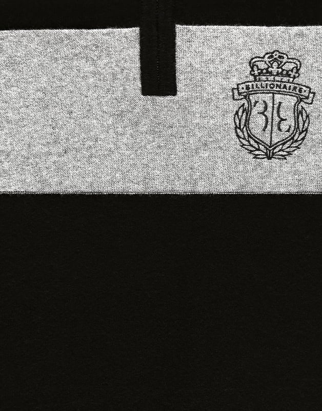 Billionaire mantiene uno de sus símbolos más importantes: su blasón. En este jersey de punto de lana con cuello de cremallera, se presenta bordado en la parte izquierda del pecho sobre una banda en contraste insertada. Cuello, puños y borde inferior de punto de canalé de rayas en contraste