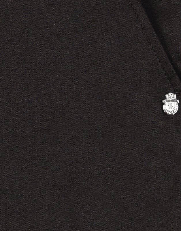 These cotton poplin pants feature all characteristics of classic chino pants. Logoed button at waist. Buttoning pockets. The Maison's metal coat of arms is embroidered under the right rear pocket.