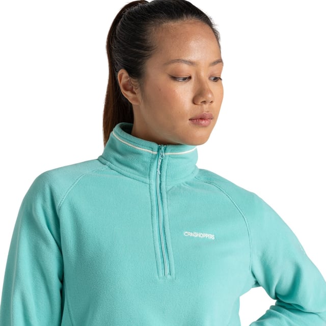 100% Polyester. Gewebe: Micro-Vlies. Design: Logo, Unifarben. GSM (Gramm pro Quadratmeter): 280. Kontrastnähte, Pflegeleicht, isolierend, Leicht, Schnell trocknend, Aus recycelten Materialien. Langärmlig. Reißverschluss. Länge: 66,04 cm. mit halbem Reißverschluss. 34 DE: 84 cm. 38 DE: 95,25 cm. 40 DE: 102 cm. 46 DE: 120,65 cm.