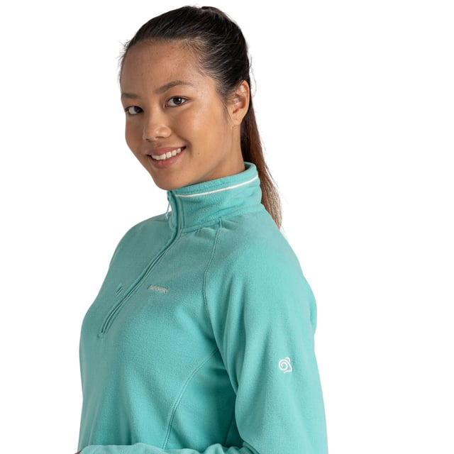 100% Polyester. Gewebe: Micro-Vlies. Design: Logo, Unifarben. GSM (Gramm pro Quadratmeter): 280. Kontrastnähte, Pflegeleicht, isolierend, Leicht, Schnell trocknend, Aus recycelten Materialien. Langärmlig. Reißverschluss. Länge: 66,04 cm. mit halbem Reißverschluss. 34 DE: 84 cm. 38 DE: 95,25 cm. 40 DE: 102 cm. 46 DE: 120,65 cm.