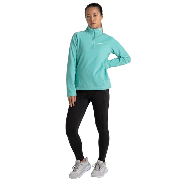100% Polyester. Gewebe: Micro-Vlies. Design: Logo, Unifarben. GSM (Gramm pro Quadratmeter): 280. Kontrastnähte, Pflegeleicht, isolierend, Leicht, Schnell trocknend, Aus recycelten Materialien. Langärmlig. Reißverschluss. Länge: 66,04 cm. mit halbem Reißverschluss. 34 DE: 84 cm. 38 DE: 95,25 cm. 40 DE: 102 cm. 46 DE: 120,65 cm.