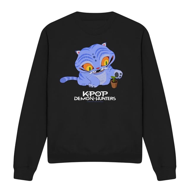 K-Pop Demon Hunters Unisex Volwassene Schattige Derpy Tiger Sweatshirt (Zwart) 50% Katoen, 50% Polyester. Stof: Middengewicht, Weefsel. Personages: Derpy Tijger. Ontwerp: Logo, afgedrukt. Stoftechnologie: Ademend. Zoom: getailleerd, versterkt, tweelingnaaldssteek. Halslijn: Ronde hals, versterkt, tweelingnaaldssteek. Mouwtype: Met lange mouwen. Manchet: Ribbel. Tagless. Bevestiging: Trek aan de achterkant. 100% Officieel Gelicentieerd. S: 40 in. M: 44 in. L: 48 in. XL: 50 in. XXL: 54 in.