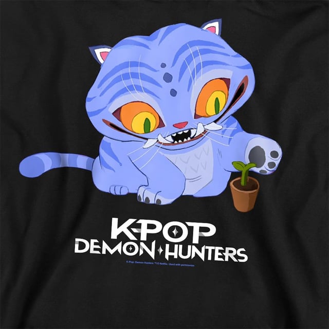 K-Pop Demon Hunters Unisex Volwassene Schattige Derpy Tiger Sweatshirt (Zwart) 50% Katoen, 50% Polyester. Stof: Middengewicht, Weefsel. Personages: Derpy Tijger. Ontwerp: Logo, afgedrukt. Stoftechnologie: Ademend. Zoom: getailleerd, versterkt, tweelingnaaldssteek. Halslijn: Ronde hals, versterkt, tweelingnaaldssteek. Mouwtype: Met lange mouwen. Manchet: Ribbel. Tagless. Bevestiging: Trek aan de achterkant. 100% Officieel Gelicentieerd. S: 40 in. M: 44 in. L: 48 in. XL: 50 in. XXL: 54 in.