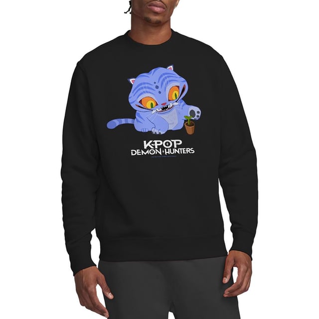 K-Pop Demon Hunters Unisex Volwassene Schattige Derpy Tiger Sweatshirt (Zwart) 50% Katoen, 50% Polyester. Stof: Middengewicht, Weefsel. Personages: Derpy Tijger. Ontwerp: Logo, afgedrukt. Stoftechnologie: Ademend. Zoom: getailleerd, versterkt, tweelingnaaldssteek. Halslijn: Ronde hals, versterkt, tweelingnaaldssteek. Mouwtype: Met lange mouwen. Manchet: Ribbel. Tagless. Bevestiging: Trek aan de achterkant. 100% Officieel Gelicentieerd. S: 40 in. M: 44 in. L: 48 in. XL: 50 in. XXL: 54 in.