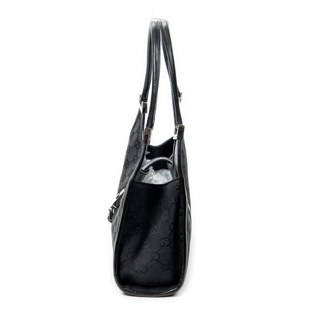 Gucci Tassen Small Bardot Tote  Schoudertas in de Zwart Doek in de Zilver  hardware. Het product is in In Uitstekende Staat (A).
  Afmetingen: 26x20x8 cm 
  Inclusief accessoires: None
  
  BrandCo Paris vindt zeldzame artikelen in de beste staat voor ongelooflijke prijzen. Het is de moeite waard om geduldig te zijn! Koop met vertrouwen: alle artikelen van BrandCo Paris worden zorgvuldig geselecteerd en geverifieerd door ons team van experts.

  Alle artikelen worden geleverd met een certificaat van echtheid en verpakt door BrandCo Paris.

  Classificatietabel voor de conditie van het artikel:

  N (als nieuw)
  AA (perfecte staat)
  A (uitstekende staat)
  AB (zeer goede staat)
  B (goede/redelijke staat)
