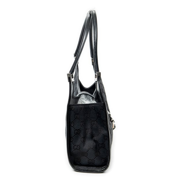Gucci Tassen Small Bardot Tote  Schoudertas in de Zwart Doek in de Zilver  hardware. Het product is in In Uitstekende Staat (A).
  Afmetingen: 26x20x8 cm 
  Inclusief accessoires: None
  
  BrandCo Paris vindt zeldzame artikelen in de beste staat voor ongelooflijke prijzen. Het is de moeite waard om geduldig te zijn! Koop met vertrouwen: alle artikelen van BrandCo Paris worden zorgvuldig geselecteerd en geverifieerd door ons team van experts.

  Alle artikelen worden geleverd met een certificaat van echtheid en verpakt door BrandCo Paris.

  Classificatietabel voor de conditie van het artikel:

  N (als nieuw)
  AA (perfecte staat)
  A (uitstekende staat)
  AB (zeer goede staat)
  B (goede/redelijke staat)