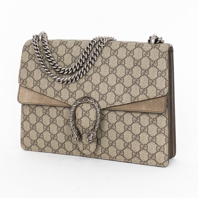 Gucci Tassen Dionysus Medium Schoudertas in de Beige Gecoat canvas in de Zilver  hardware. Het product is in In Uitstekende Staat (A).
  Afmetingen: 30x21x4 cm 
  Inclusief accessoires: None
  
  BrandCo Paris vindt zeldzame artikelen in de beste staat voor ongelooflijke prijzen. Het is de moeite waard om geduldig te zijn! Koop met vertrouwen: alle artikelen van BrandCo Paris worden zorgvuldig geselecteerd en geverifieerd door ons team van experts.

  Alle artikelen worden geleverd met een certificaat van echtheid en verpakt door BrandCo Paris.

  Classificatietabel voor de conditie van het artikel:

  N (als nieuw)
  AA (perfecte staat)
  A (uitstekende staat)
  AB (zeer goede staat)
  B (goede/redelijke staat)