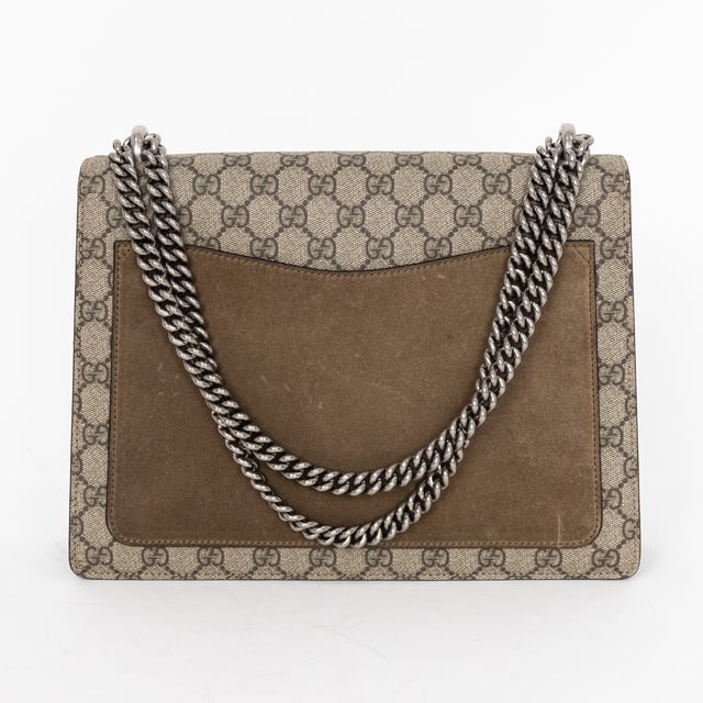 Gucci Tassen Dionysus Medium Schoudertas in de Beige Gecoat canvas in de Zilver  hardware. Het product is in In Uitstekende Staat (A).
  Afmetingen: 30x21x4 cm 
  Inclusief accessoires: None
  
  BrandCo Paris vindt zeldzame artikelen in de beste staat voor ongelooflijke prijzen. Het is de moeite waard om geduldig te zijn! Koop met vertrouwen: alle artikelen van BrandCo Paris worden zorgvuldig geselecteerd en geverifieerd door ons team van experts.

  Alle artikelen worden geleverd met een certificaat van echtheid en verpakt door BrandCo Paris.

  Classificatietabel voor de conditie van het artikel:

  N (als nieuw)
  AA (perfecte staat)
  A (uitstekende staat)
  AB (zeer goede staat)
  B (goede/redelijke staat)