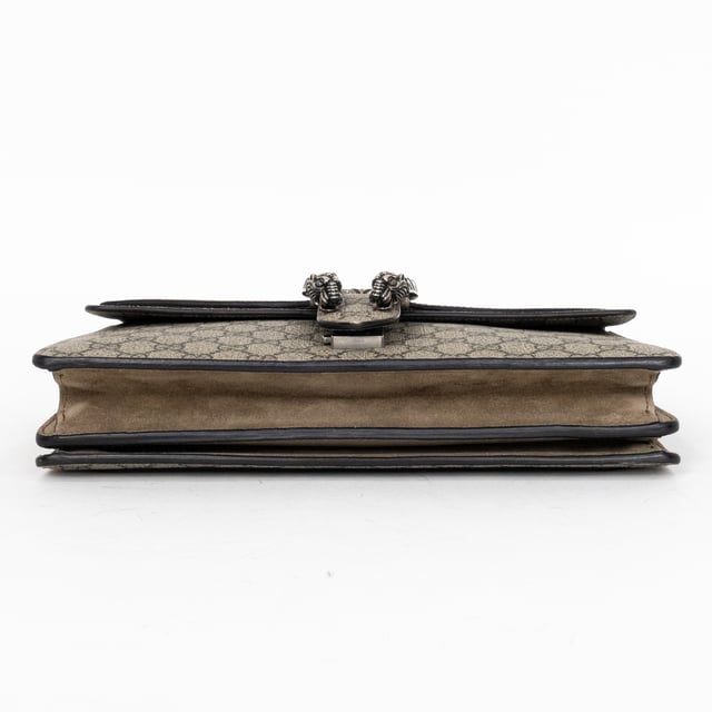 Gucci Tassen Dionysus Medium Schoudertas in de Beige Gecoat canvas in de Zilver  hardware. Het product is in In Uitstekende Staat (A).
  Afmetingen: 30x21x4 cm 
  Inclusief accessoires: None
  
  BrandCo Paris vindt zeldzame artikelen in de beste staat voor ongelooflijke prijzen. Het is de moeite waard om geduldig te zijn! Koop met vertrouwen: alle artikelen van BrandCo Paris worden zorgvuldig geselecteerd en geverifieerd door ons team van experts.

  Alle artikelen worden geleverd met een certificaat van echtheid en verpakt door BrandCo Paris.

  Classificatietabel voor de conditie van het artikel:

  N (als nieuw)
  AA (perfecte staat)
  A (uitstekende staat)
  AB (zeer goede staat)
  B (goede/redelijke staat)
