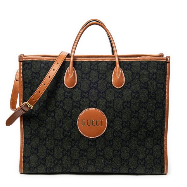 Gucci Bolsos GG Script Tote  Bolso de hombro en Negro/Marrón Lienzo y Oro hardware. El producto esta en Excelentes Condiciones (A).
  Dimensiones: 42x33x17 cm 
  Accesorios incluidos: Strap
  Notas de Exterior: Rasguños leves en las esquinas inferiores
  BrandCo Paris encuentra artículos raros y en las mejores condiciones a precios increíbles. ¡Vale la pena tener paciencia! Compra con confianza: todos los artículos de BrandCo Paris son seleccionados y autenticados cuidadosamente por nuestro equipo de expertos.
  Todos los artículos vienen con un certificado de autenticidad y un embalaje entregado por BrandCo Paris.
  Tabla de clasificación de la condición del artículo
  N (como nuevo)
  AA (perfecto estado)
  A (excelente estado)
  AB (muy buen estado)
  B (bueno/regular)