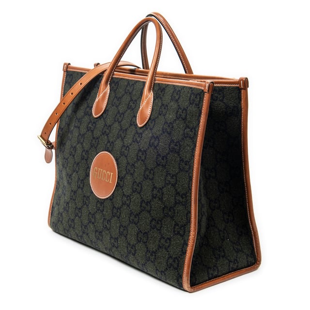 Gucci Bolsos GG Script Tote  Bolso de hombro en Negro/Marrón Lienzo y Oro hardware. El producto esta en Excelentes Condiciones (A).
  Dimensiones: 42x33x17 cm 
  Accesorios incluidos: Strap
  Notas de Exterior: Rasguños leves en las esquinas inferiores
  BrandCo Paris encuentra artículos raros y en las mejores condiciones a precios increíbles. ¡Vale la pena tener paciencia! Compra con confianza: todos los artículos de BrandCo Paris son seleccionados y autenticados cuidadosamente por nuestro equipo de expertos.
  Todos los artículos vienen con un certificado de autenticidad y un embalaje entregado por BrandCo Paris.
  Tabla de clasificación de la condición del artículo
  N (como nuevo)
  AA (perfecto estado)
  A (excelente estado)
  AB (muy buen estado)
  B (bueno/regular)