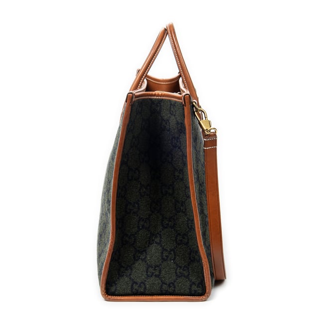 Gucci Bolsos GG Script Tote  Bolso de hombro en Negro/Marrón Lienzo y Oro hardware. El producto esta en Excelentes Condiciones (A).
  Dimensiones: 42x33x17 cm 
  Accesorios incluidos: Strap
  Notas de Exterior: Rasguños leves en las esquinas inferiores
  BrandCo Paris encuentra artículos raros y en las mejores condiciones a precios increíbles. ¡Vale la pena tener paciencia! Compra con confianza: todos los artículos de BrandCo Paris son seleccionados y autenticados cuidadosamente por nuestro equipo de expertos.
  Todos los artículos vienen con un certificado de autenticidad y un embalaje entregado por BrandCo Paris.
  Tabla de clasificación de la condición del artículo
  N (como nuevo)
  AA (perfecto estado)
  A (excelente estado)
  AB (muy buen estado)
  B (bueno/regular)
